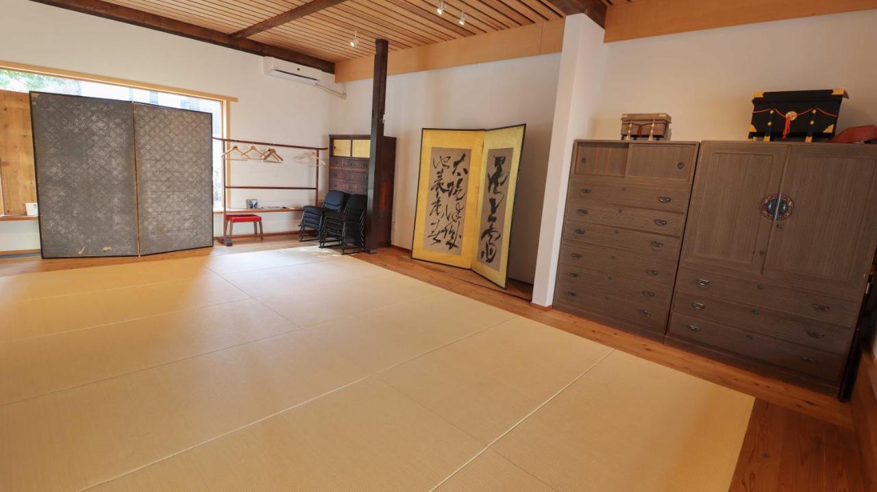 Wisma tamu 旧邸稽古場 *